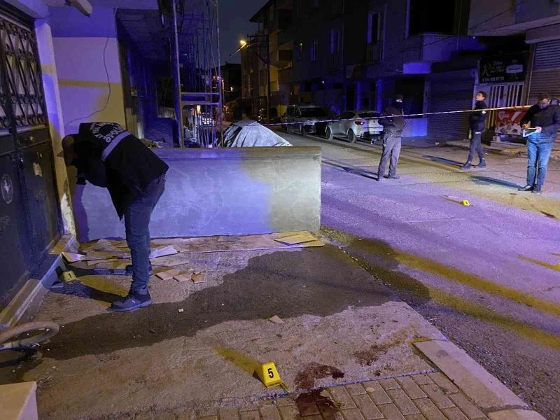 Tartıştıkları şahsı hem silahla vurdular hem de bıçakladılar
