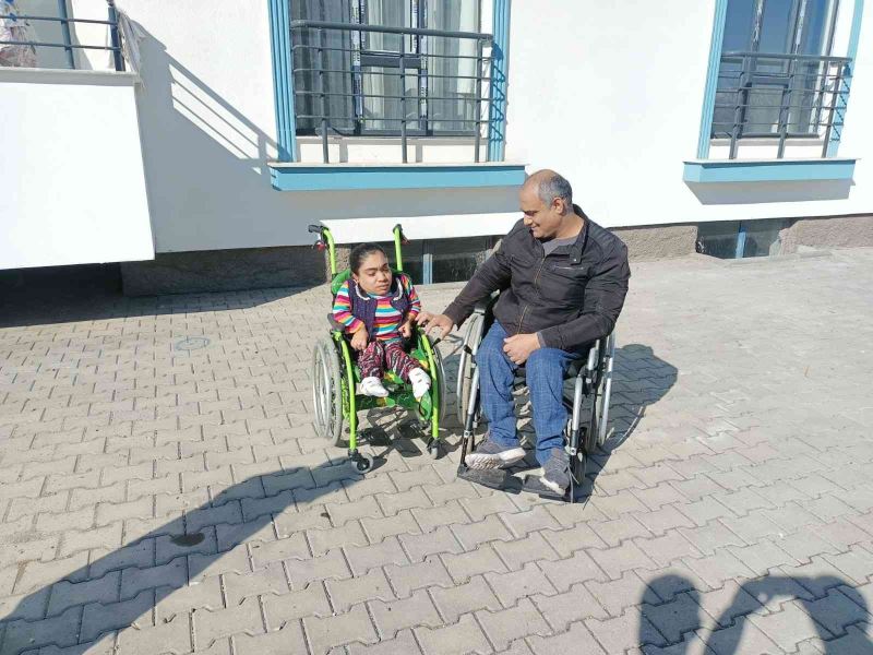Engelli genç kızın tekerlekli sandalyesi çalınmıştı: Sakatlar derneği genç kıza sandalye hediye etti.