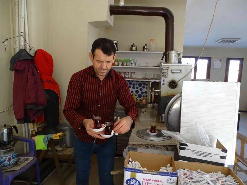 Bu köy kahvesinde çaylar odun ateşinde hazırlanıyor