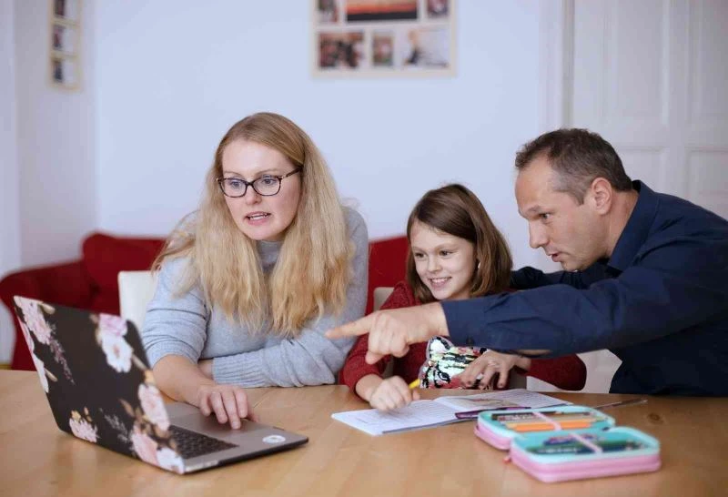 “Dijital ebeveynler” çocuklarına rol model olmalı
