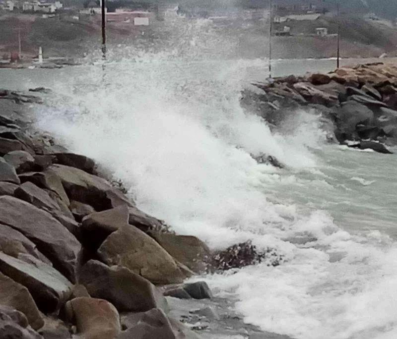 Bandırma’da sis yerini fırtınaya bıraktı
