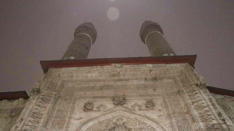 Tarihi kent meydanı çöken sisle açık hava müzesine dönüştü
