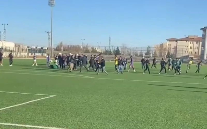Mardin 1. Amatörde futbolcu teknik direktöre taşla saldırdı
