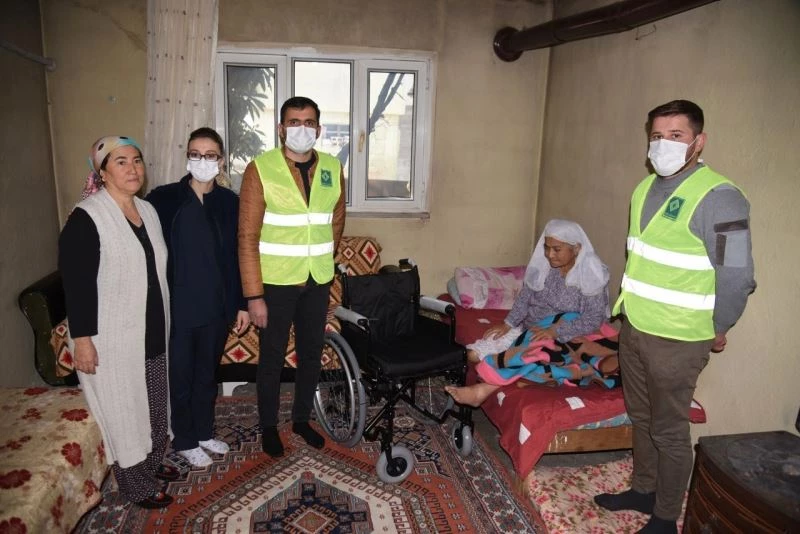 Engelli vatandaşlara tekerlekli sandalyeleri teslim ediliyor
