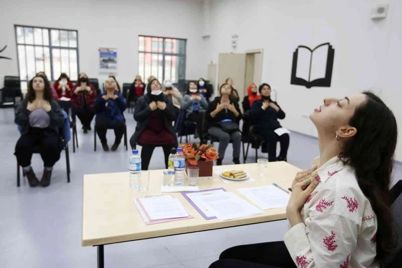 Yenimahalleli vatandaşlar yüz yogasında buluştu
