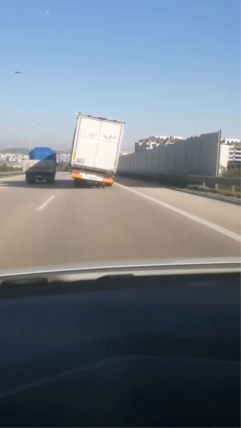 Bursa’da yan giden dorse görenleri şaşkına çevirdi
