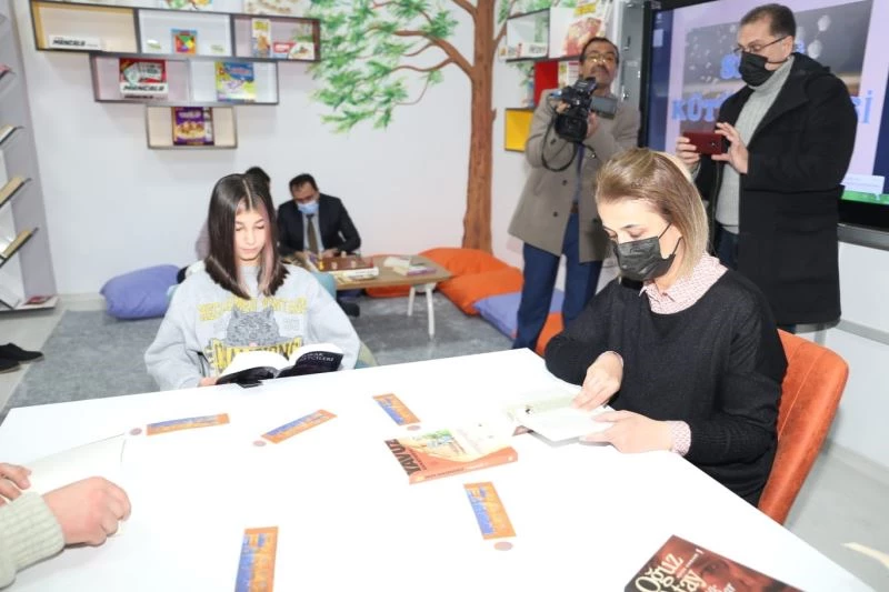 Sevgililerin bağışlarıyla kurulan ’Sevgi Kütüphanesi’ açıldı
