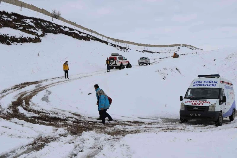 Evde sağlık hizmetleri ekibi kar tipi dinlemiyor vatandaşın ayağına gidiyor