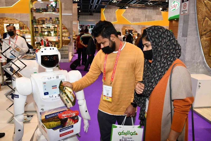 Altunkaya’nın markalarını yapay zekalı robot tanıttı
