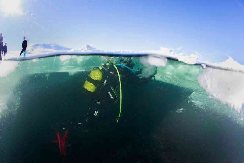 Yüzeyi buzla kaplı olan Balık Gölü dalgıçları ağırladı
