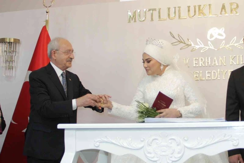 Kılıçdaroğlu nikah şahidi olduğu geline bilezik taktı
