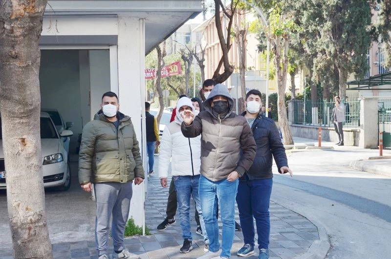 Maskeli gruptan yerel gazete önünde haber tepkisi
