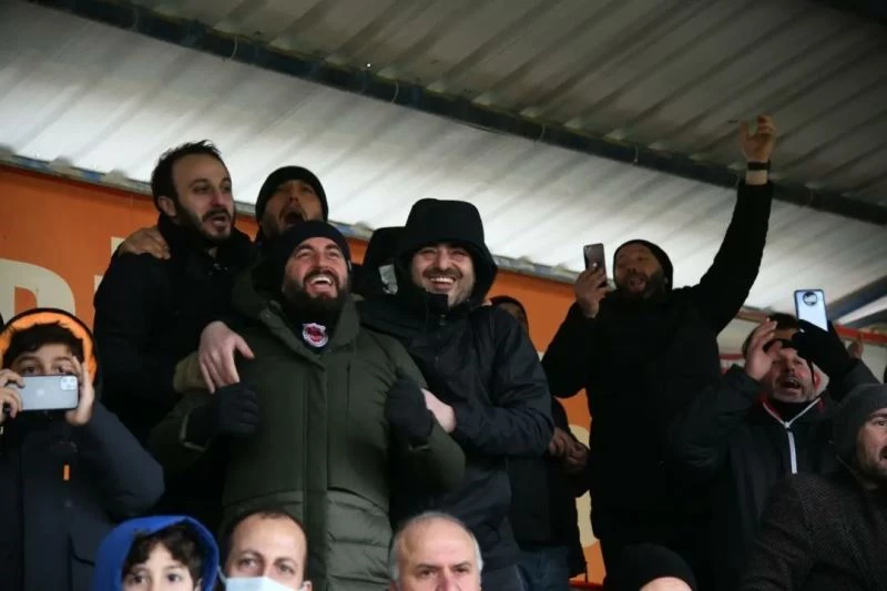 Başkan Özlü’den takımlara tribünden destek
