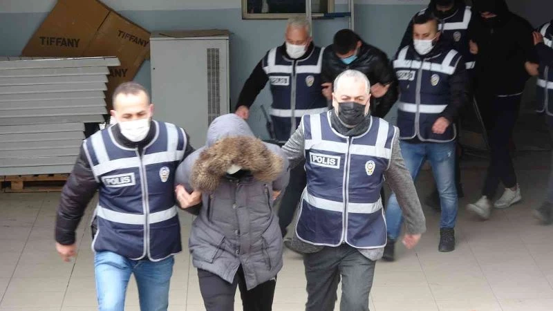 Gece vakti araç kurşunlayan şüpheliler mahkemeye sevk edildi
