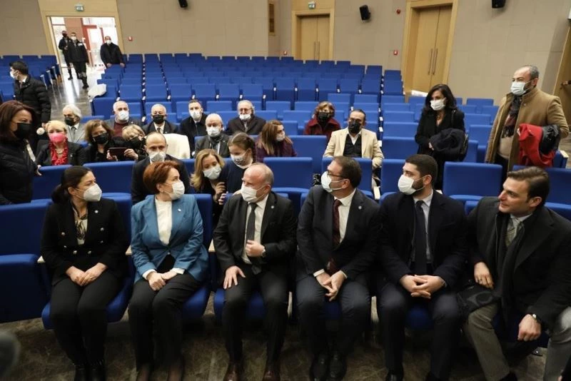 Yaşlı çift nikah kıydı, şahitliğini Akşener yaptı
