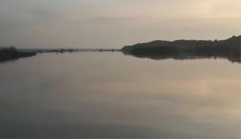 Edirne’de nehrin taşması sonucu su altında kalan tarım arazilerinde kayıkla geziliyor
