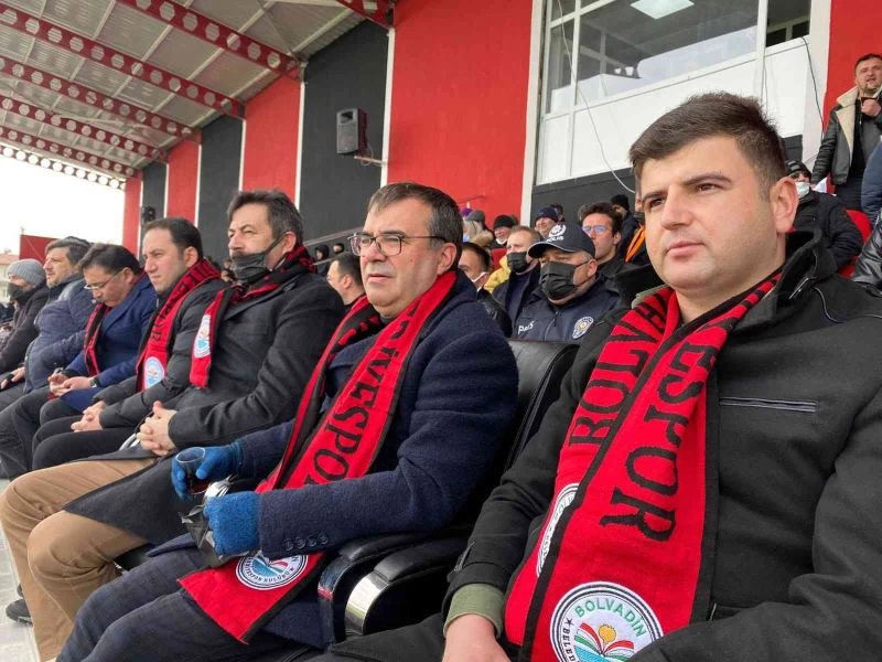 Protokol üyeleri valinin heyecanına tribünde ortak oldu
