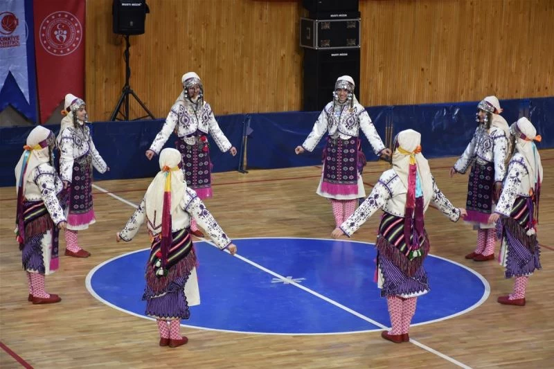 Eğirdir halk oyunlarında il birincisi oldu
