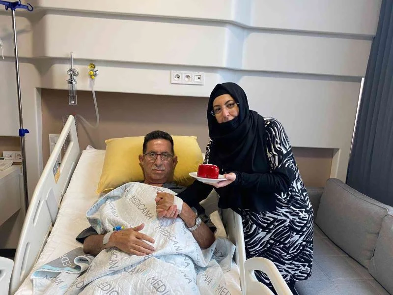 36 yıllık evli çift, hastane odasında ilk defa Sevgililer Günü pastası kesti
