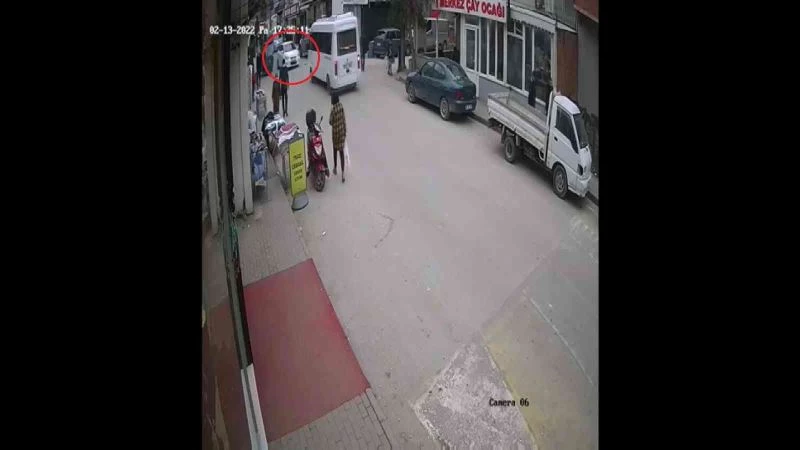 (Özel) Bursa’da acemi sürücü yayaların arasına böyle daldı: 4 yaralı
