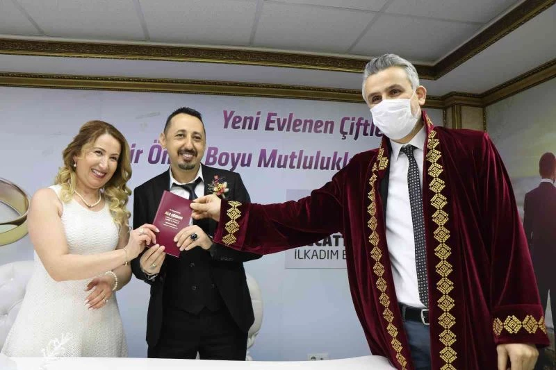 Evlenmek için 14 Şubat’ı seçtiler
