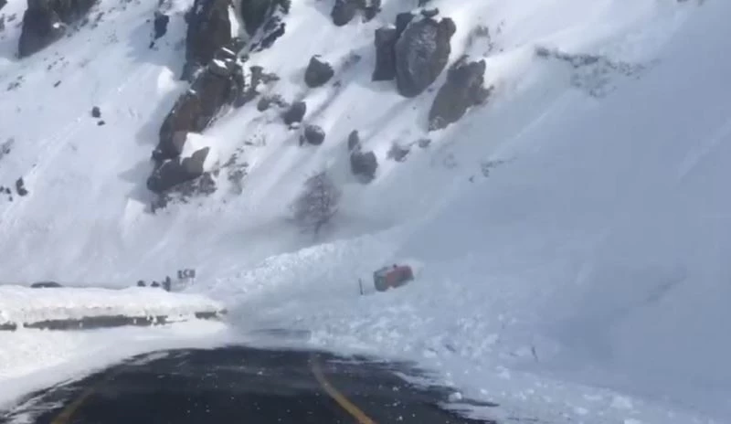 Artvin-Ardahan karayolu üzerindeki Sahara Geçidine çığ düştü
