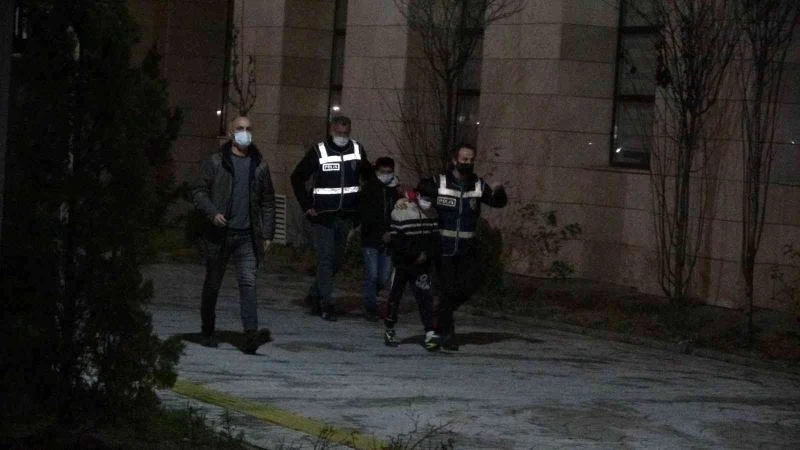 Oto galeriden lüks cip çalan çocuklar emniyete getirildi
