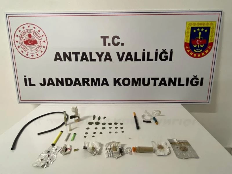 Yol kontrol noktasında durdurulan araçtakiler suç makinesi çıktı
