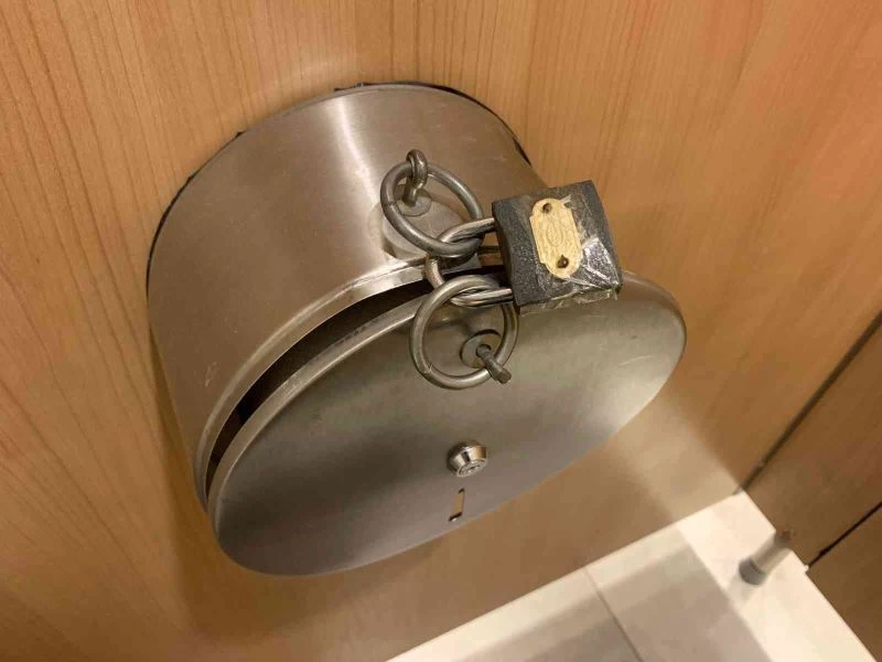 Peçete hırsızlarına karşı asma kilitli önlem
