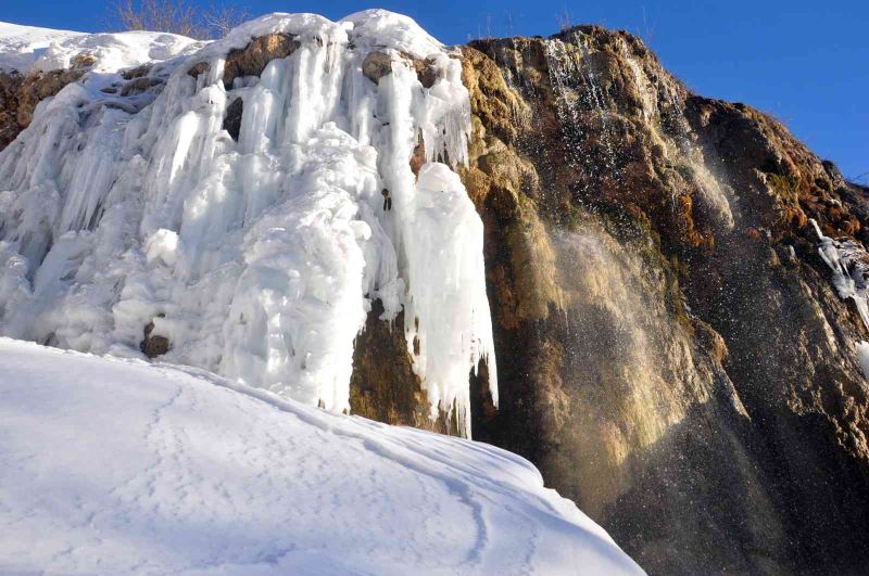 Yüksekova’nın saklı cennetinde buz sarkıtlarıyla çevrelenen şelale mest ediyor
