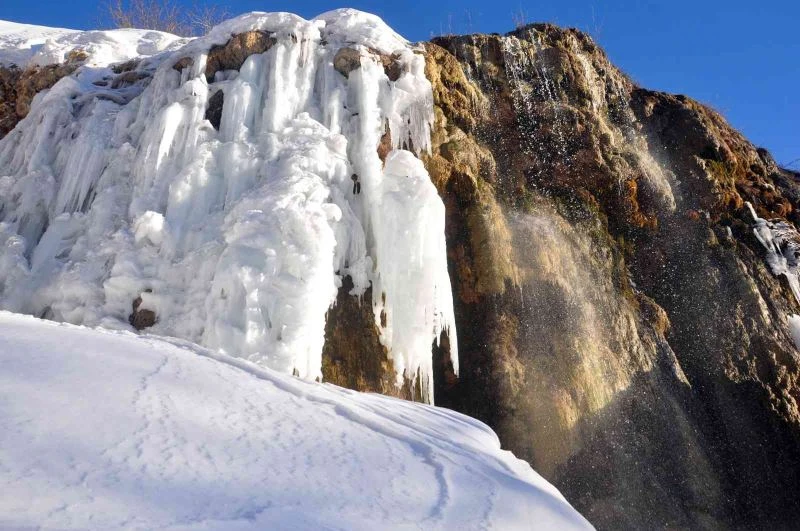 Yüksekova’nın saklı cennetinde buz sarkıtlarıyla çevrelenen şelale mest ediyor
