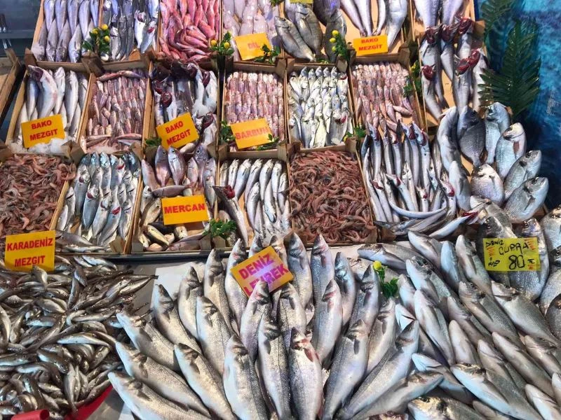 Fırtına bitip balık bollaşınca tezgahlar da doldu taştı
