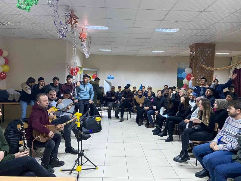 Pansiyonda kalan öğrencilere çiğköfte partisi
