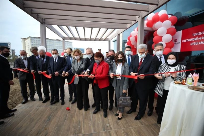 İSTE Turizm Fakültesinin uygulama mutfağı açıldı