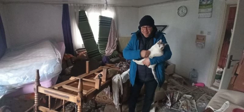 Hırsızlar evin kapılarını söküp götürdü
