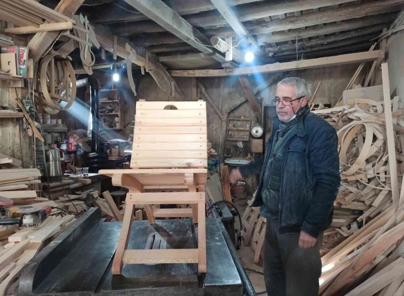 Bel fıtığına yakalandı, özel sandalye üretti
