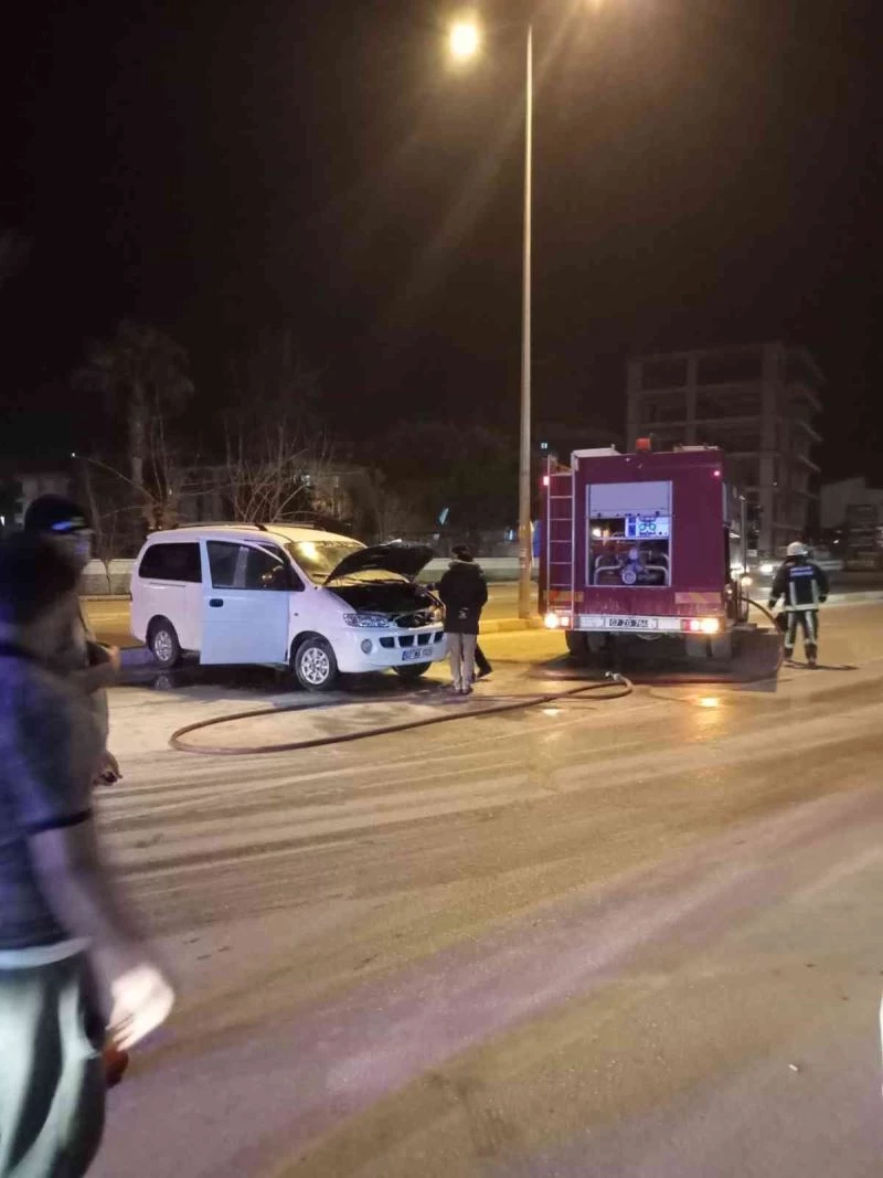 Motor kısmında yangın çıkan araçta maddi hasar oluştu
