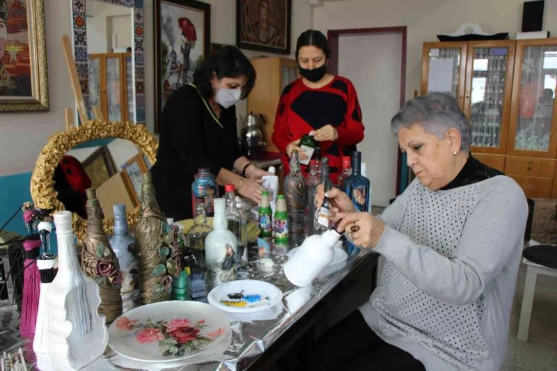 Atık şişeler kadınların elinde sanat eserine ve terapiye dönüştü
