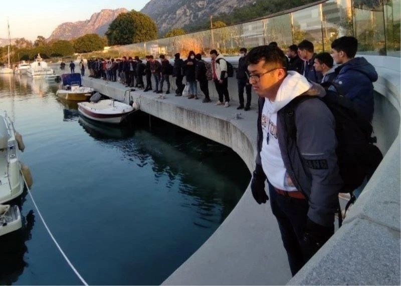 15 metrelik yelkenli tekneden 111 düzensiz göçmen çıktı
