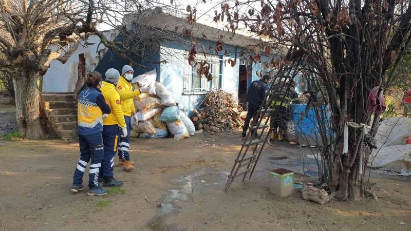 Alev alan piknik tüpü evi yakıyordu
