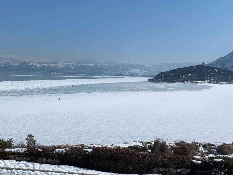 Buz tutan Eğirdir Gölü’nde yürüyüşler yasaklandı
