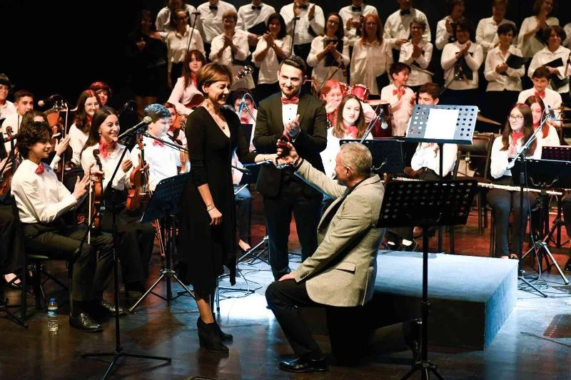 14 Şubat konserinde evlenme teklifi
