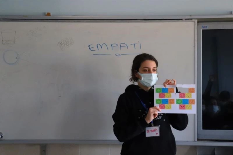 Üniversiteli gönüllülerden ortaokul öğrencilerine psikososyal eğitim desteği