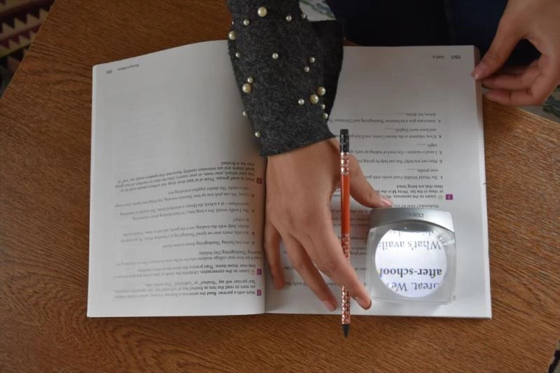 Mercekle ders çalışan Nazlıcan azmiyle üniversiteli oldu