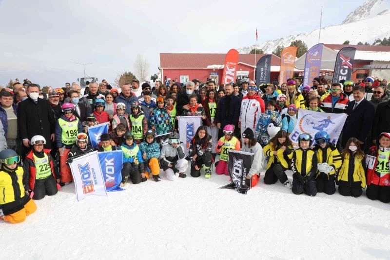 Snowboard yarışlarında dereceye giren sporcular ödüllendirildi
