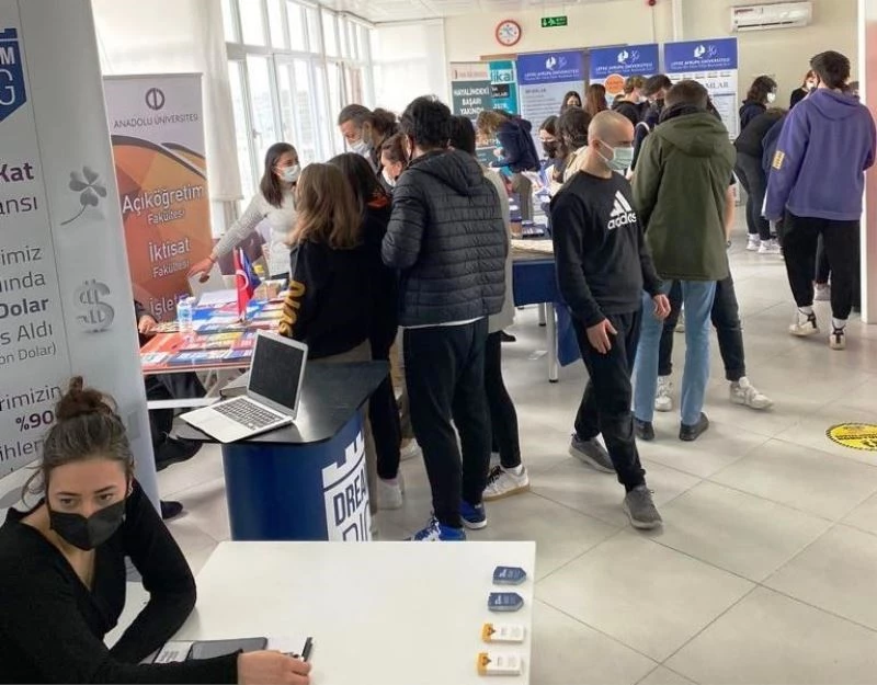 Radikal Eğitim Kurumları’nın üniversite tanıtım fuarı ilgi gördü
