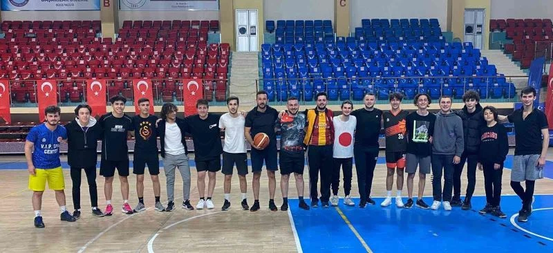 Gençlerle basket oynadılar
