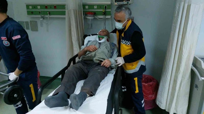 Çıktığı ahşap merdiven kırılınca hastanelik oldu
