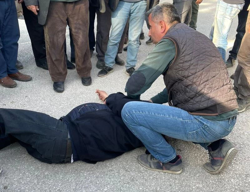 Meraklı kalabalık yaralıya müdahaleyi film izler gibi izledi
