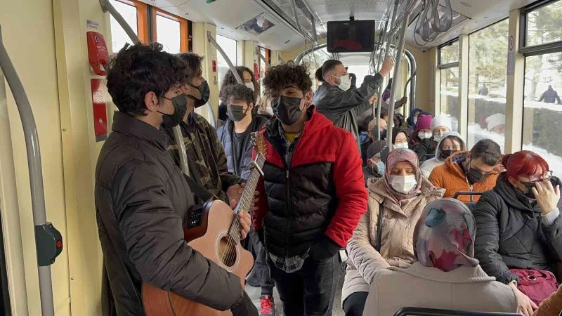  Tramvaylarda sahne provası yapan lise öğrencileri büyük hayallerinin peşinden gidiyor
